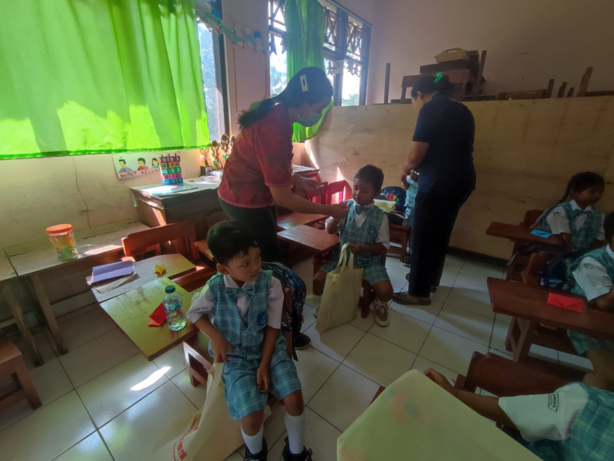 PEMBERIAN OBAT CACING DI TK ADI AMERTA DESA TIYING GADING